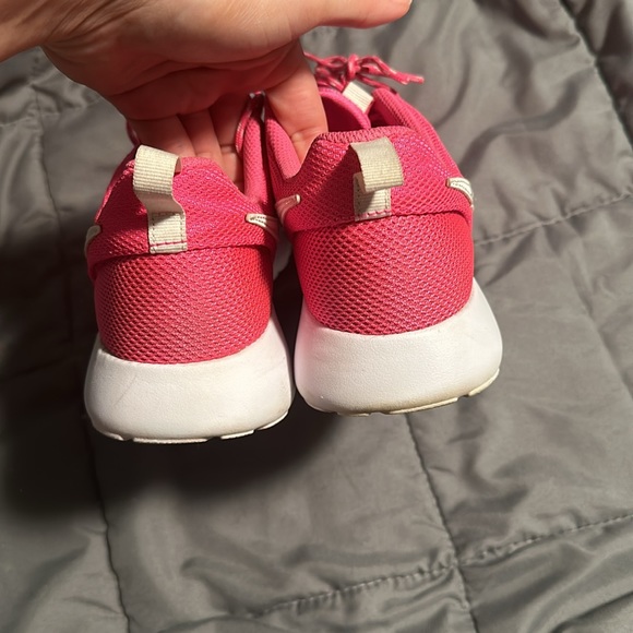 Nike Pink Roshe - Picture 3 of 7
